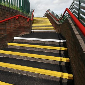 COBAGRiP® Stair Tread - Protection de marche d'escalier GRP